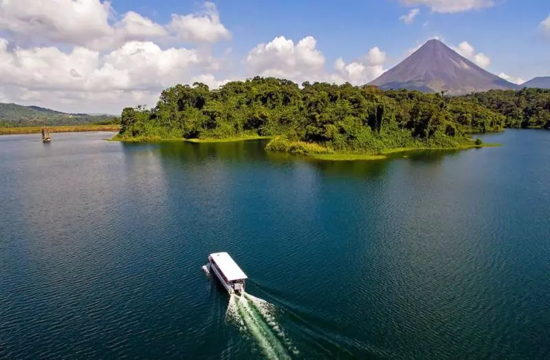 Bateau pour la traversée du lac Arenal