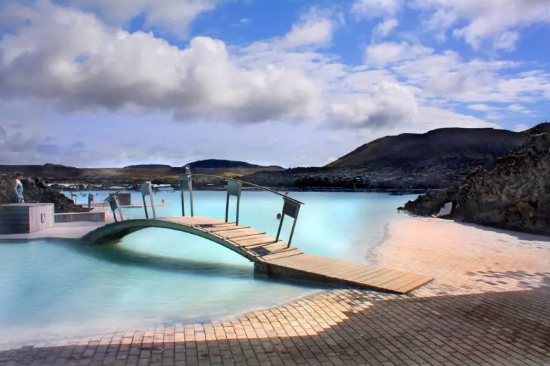 Le Blue Lagoon d'Islande sous un ciel dégagé
