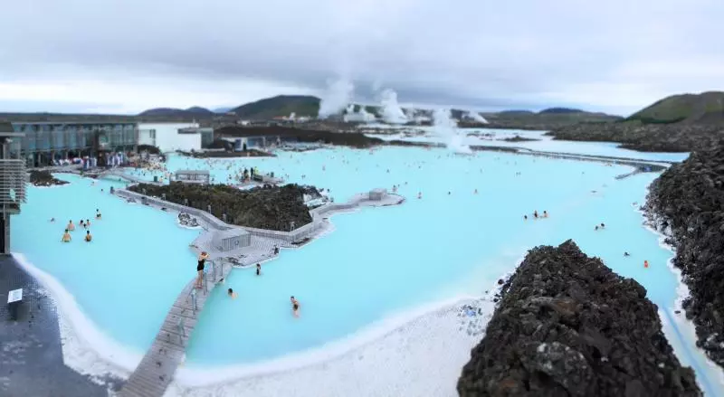 Baignade dans les eaux laiteuses du Blue Lagoon en Islande