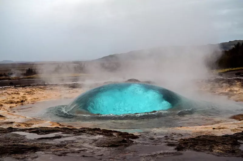 Une bulle se forme juste avant l'éruption