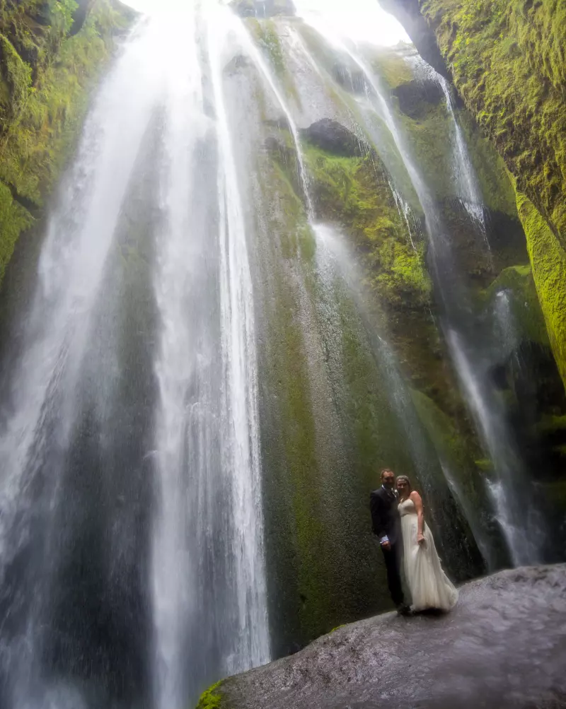 Photo de mariage dans le canyon de Gljufrafoss